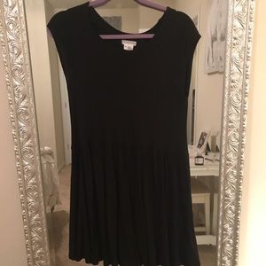 Short black short sleeve dress